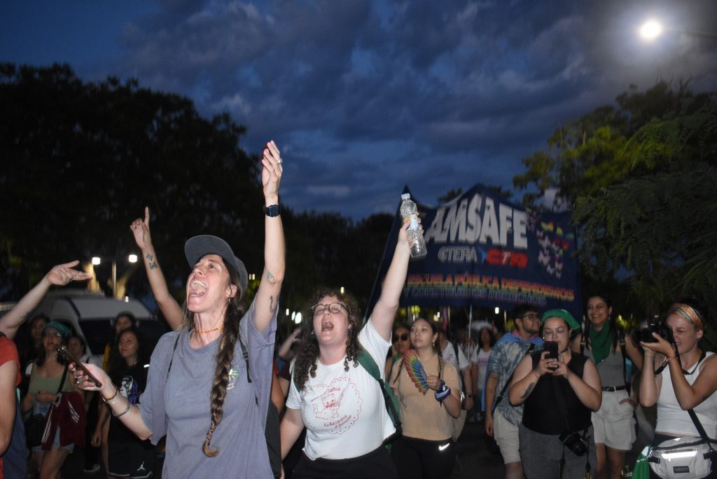 Foto de unas chicas gritando. Crédito: Sofía Miranda.